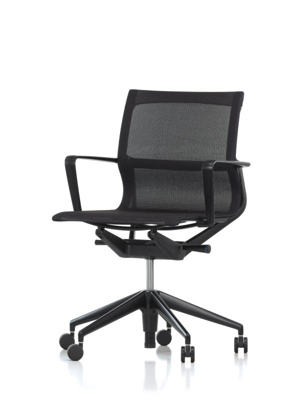 Schwarzer Physix Bürodrehstuhl von Vitra mit Armlehnen und Netzrückenlehne, ergonomischer Bürostuhl für komfortables Sitzen.